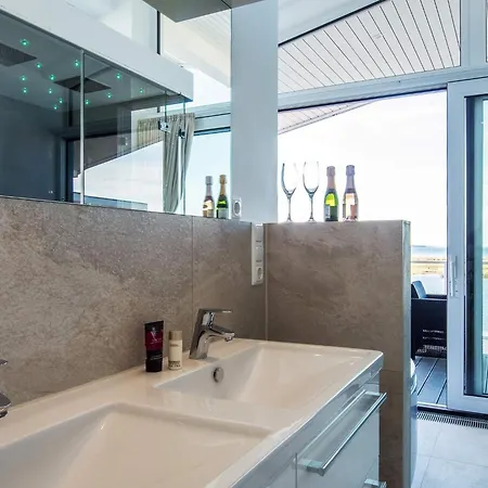 דירה 8 Person In *