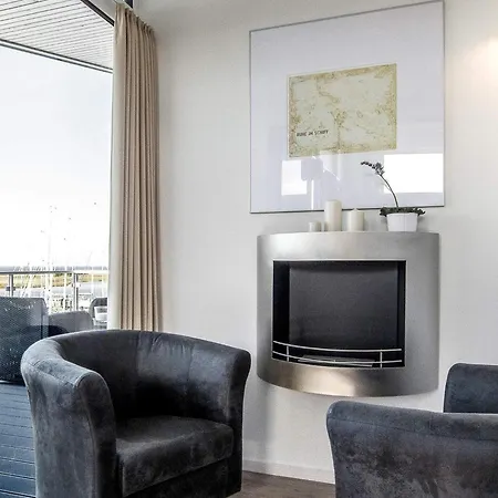 8 Person In דירה