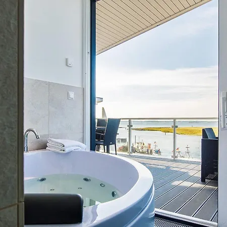 8 Person In דירה *