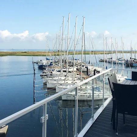 8 Person In דירה *