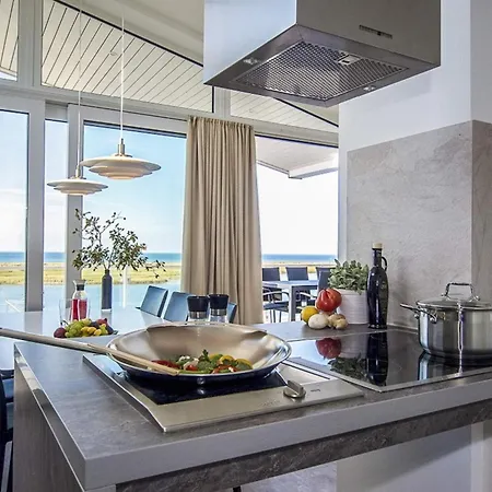 8 Person In דירה