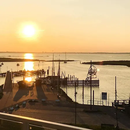 8 Person In דירה *