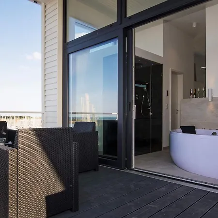 8 Person In דירה